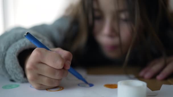 Renkli Kalemle Çizen Konsantre Küçük Kız Solo Sanatsal Oynamaya Bağlı — Stok video