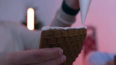 Kapalı el dekorasyonu zencefilli kurabiye yüzeyi kraliyet buzu, geleneksel tatlı tatlı, bayram kutlamalarına hazırlanıyor.
