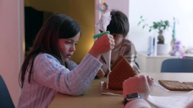Genç Çocuk Havuç Ekmek Evi 'ni Kraliyet Dondurması ve Bayram Şenliklerinde Aile Geleneği ile Becerikli bir şekilde Süsleme Yapıyor