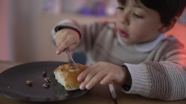 用刀切儿童面包 5岁男孩在盘子里切碳水化合物食物点心 — 图库视频影像
