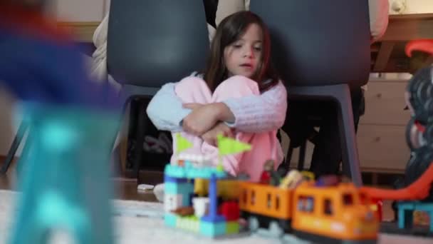 Jovem Absorvida Toy Train Play Arranjo Trilha Ferroviária Criativa Assistindo — Vídeo de Stock