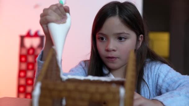 Dívka Aplikující Královský Led Perníkovou Chaloupku Rodina Zapojená Přípravy Tradičních — Stock video