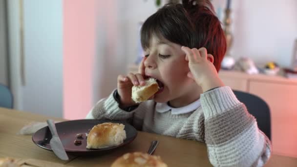 Anak Makan Sepotong Roti Duduk Meja Tahun Anak Laki Laki — Stok Video