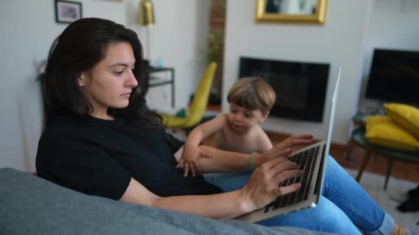 Criança Querendo Mãe Atenção Sentado Sofá Trabalhando Casa Multi Tarefa — Vídeo de Stock