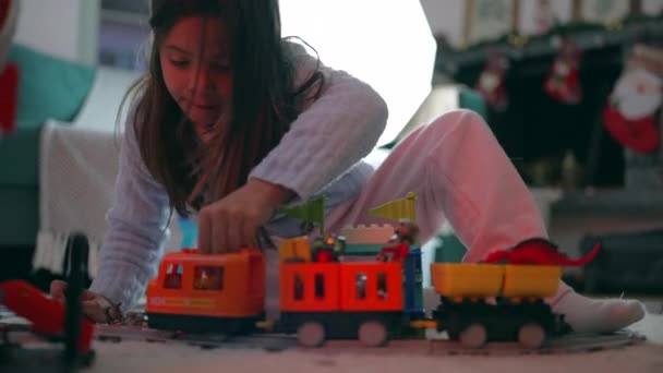Una Niña Pequeña Jugando Con Juguete Del Tren Piso Casa — Vídeos de Stock
