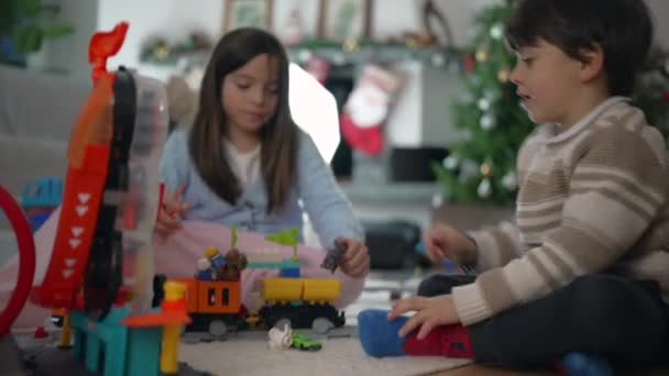 Mutlu Kardeşler Zemininde Oyuncaklarla Oynuyorlar Küçük Erkek Kız Kardeşler Genç — Stok video