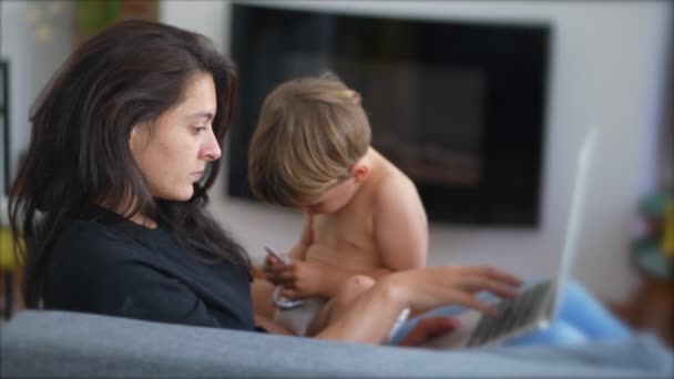 Matka Multi Tasking Batole Doma Pomocí Notebooku Upřímný Autentický Skutečný — Stock video