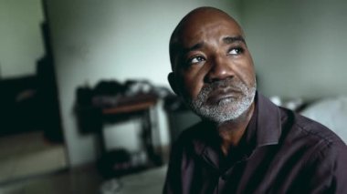 Derin Düşüncelere dalmış umutsuz Afrikalı Amerikalı, Hüzün ve depresyonla boğuşan Hüzünlü Yatak Odası 'nda, dramatik bir portre seyreden sessiz bir umutsuzluk hisseden yaşlı adam.
