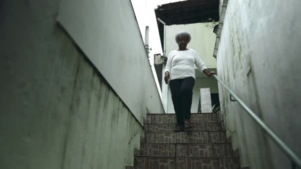 One Elderly Black Lady South American Stepping Out Sidewalk Residence — Stock Video