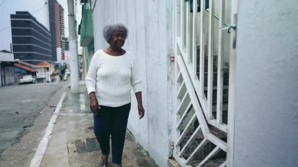 Egy Idős Fekete Hölgy Nyitja Ajtót Hazaér Városi Járdáról Évek — Stock videók