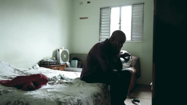 Een Depressieve Zwarte Man Van Middelbare Leeftijd Zittend Bed Met — Stockvideo