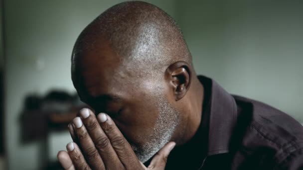 Een Depressieve Senior Man Bedekt Gezicht Schaamte Spijt Humeurige Sombere — Stockvideo