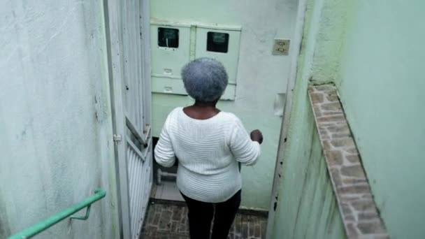 Uma Senhora Negra Idosa Sair Casa Para Rua Costas Cabelos — Vídeo de Stock