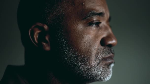 Pensativo Hombre Negro Sudamericano Mayor Sin Afeitar Profunda Mirada Reflexiva — Vídeo de stock