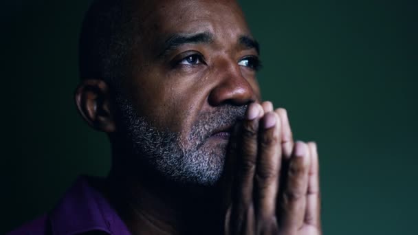 Persona Mayor Afroamericana Espiritual Orando Dios Cerrando Los Ojos Contemplación — Vídeos de Stock