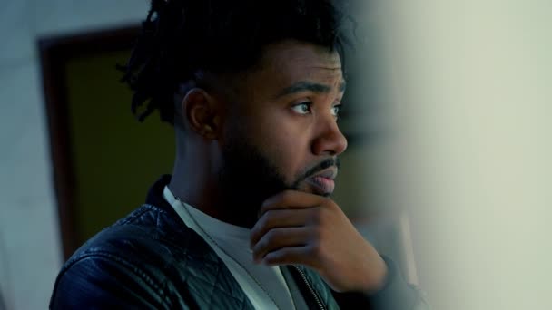 挑戦的な時期に自宅で深く考えている20代の若い黒人男性 アフリカ系アメリカ人の親密な顔が心配を感じる — ストック動画