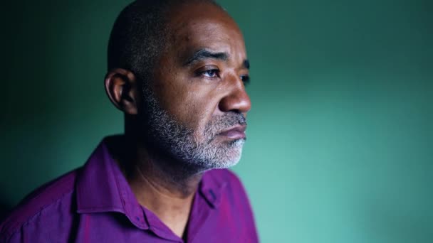 Düşünceli Yaşlı Bir Siyah Adam Geçmiş Kararlarından Pişmanlık Duyuyor Zor — Stok video