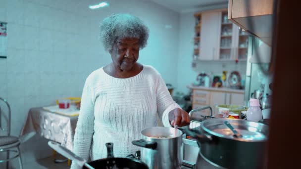 아프리카계 미국인 남미의 캐주얼 현장에서 집에서 식사를 — 비디오