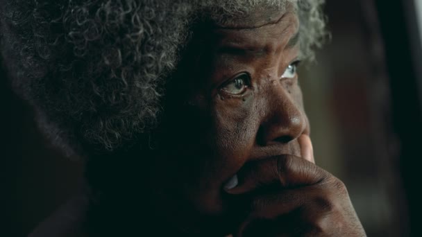 心神不宁的非洲裔美国老年妇女凝视着远方 陷入沉思 一位黑人女士若有所思的表情沉思着解决方案 — 图库视频影像
