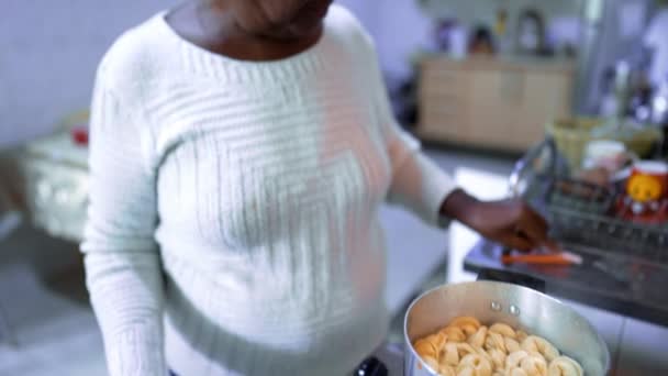Una Anciana Mujer Negra Sudamericana Parada Cocina Cocinando Pasta Gray — Vídeo de stock