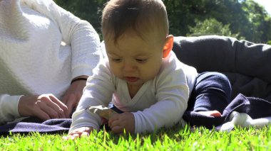 Bebeğin yaprak yemek istemesi, annesinin elinden tutup ağzına koymasına izin vermemesi.