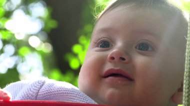 Çocuk parkının dışında güzel bir erkek çocuk portresi.