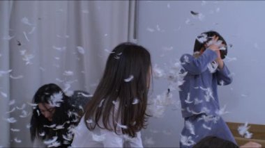 Ailenin kaygısız anı, 1000 fps 'te binlerce tüylü, ultra yavaş çekimde oynarken. Anne, küçük oğlunun tüylerini otantik yaşam tarzında fırlatıyor.
