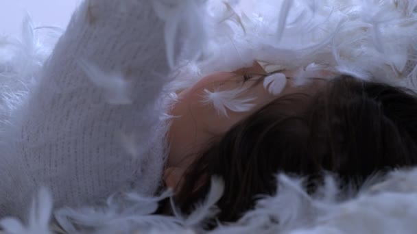 Πτερύγια Πέφτουν Στο Πρόσωπο Του Παιδιού Ξαπλωμένα Στο Κρεβάτι Γαλήνια — Αρχείο Βίντεο