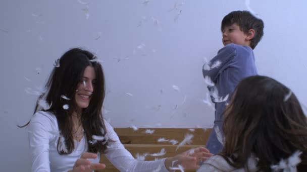 Madre Figli Lanciano Piume Aria Rallentatore 1000 Fps Donna Legame — Video Stock
