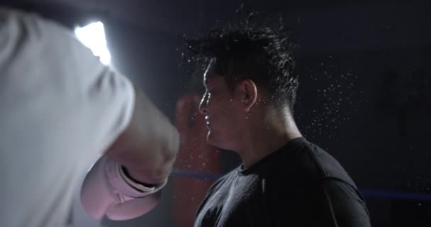 Dramatischer Schlag Eines Mannes Ins Gesicht 800 Fps Zeitlupe Boxring — Stockvideo