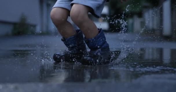 Puddle Playtime Energisk Barn Hoppar Vatten Fångas Mesmerizing Slow Motion — Stockvideo