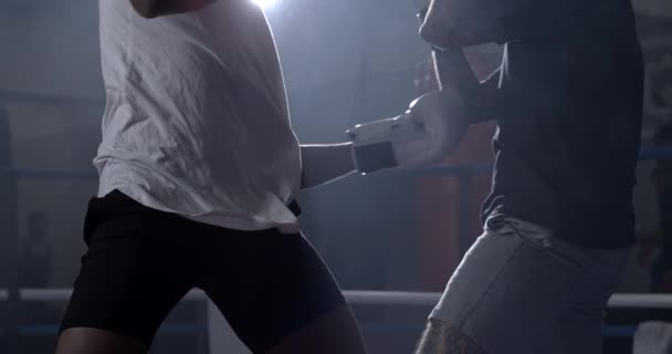 Боєць Ударяє Супротивника Живіт Всередині Боксерського Кільця Захопленого Повільному Русі — стокове відео