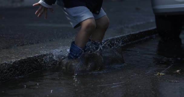 Pfützenspiel Kind Regenstiefeln Springt Super Zeitlupe Bei 800 Fps Straßenpfütze — Stockvideo