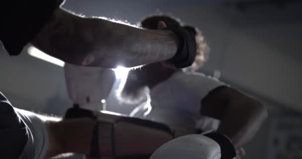 Dövüşçüler Boks Ringinde Ağır Çekimde Yakalanan Antrenman Sırasında Rakibinin Vücuduna — Stok video
