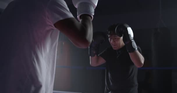 拳击手们在拳击台上摊牌 两个人在激烈的激战中面对面 动作缓慢 面对面的战斗 — 图库视频影像