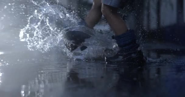 Criança Pés Chutando Poça Água Rua Movimento Ultra Lento Capturado — Vídeo de Stock