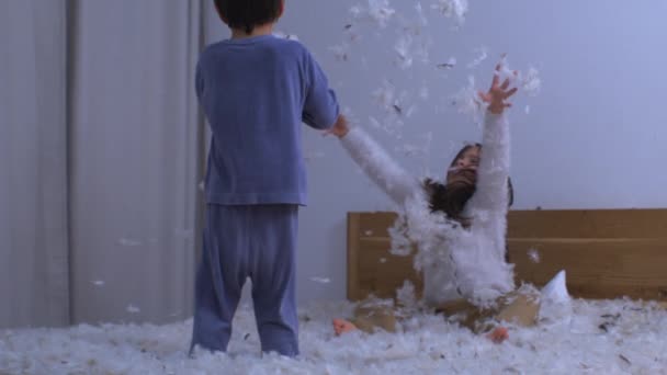 Joyful Bounce Battle Дети Прыгают Кровати Super Slow Motion 1000 — стоковое видео