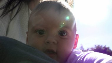 Dışarıda kameraya dokunmak isteyen sevimli bebek yüzlü portre.