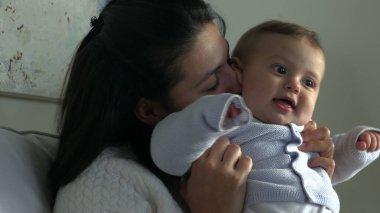 Otantik anne şefkati ve sevgi dolu bebek oğul sarılışı