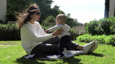 Anne ve oğlu parkta birlikte.