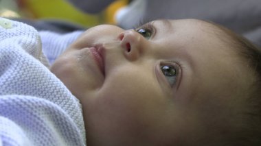 Mutlu bebek portresi Kapalı kapılar ardında neşeli bir bebek