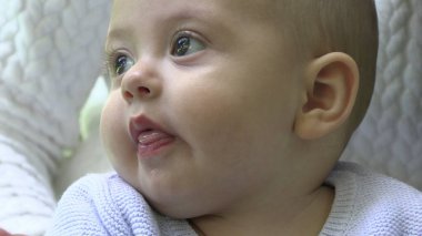 Sevimli bir bebeğin yüzü