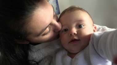 Otantik aile anı anne ve yeni doğan çocuk birlikte.