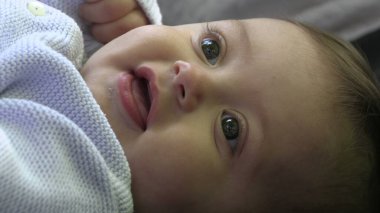 Sevimli, sevimli, bebek, yakından çekilmiş, dışarıda yüz resmi.