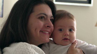 Anne, kamera karşısında oğluyla poz veriyor.