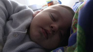 Sevimli bebek oğlan yatakta uyuyor.