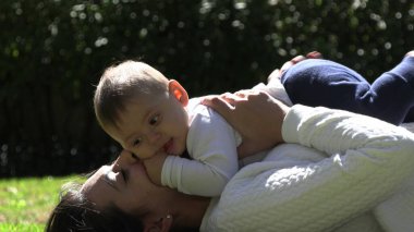 Anne ve bebek parkta birlikte.