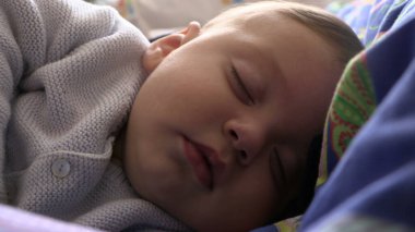 Küçük tatlı bir çocuğun uyuduğu yakın plan.