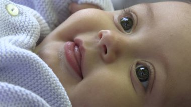 Mutlu gülümseyen bebek yüz portresi.