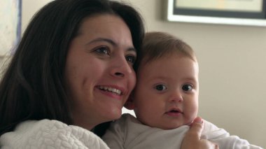 Anne, kamera karşısında oğluyla poz veriyor.